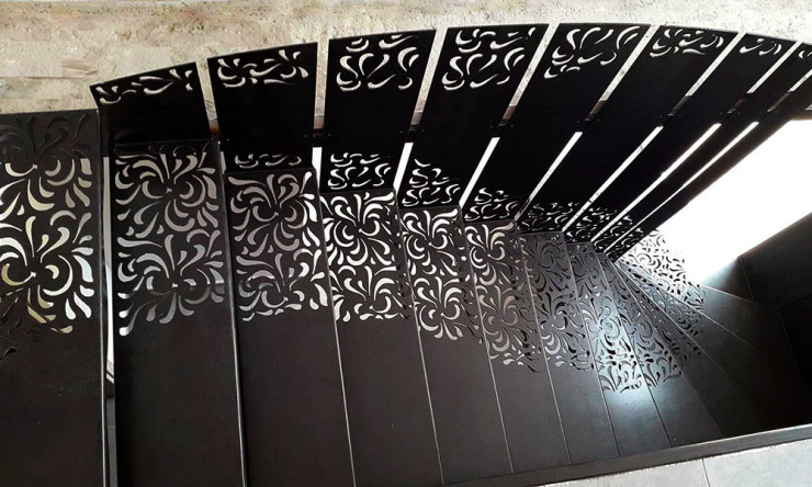 Лазерная резка лестницы из черного металла